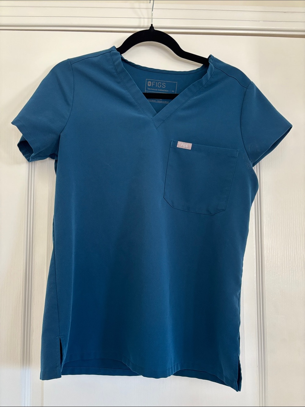 FIGS Catarina Scrub Top: Teal/Deep Reef Short-Sleeve V-Neck Top with Pocket